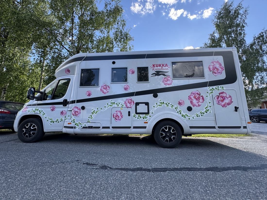 Kukitettu Kukka Kerrallaan -matkailuauto